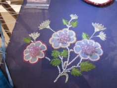 Motif floral réalisé au crochet indien Aari