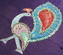 Motif de paon réalisé en broderie au crochet indien Aari