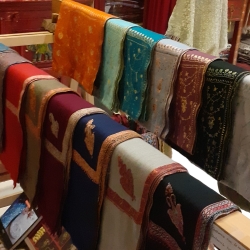 Étole en cachemire brodée artisanalement