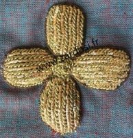 Pétale doré réalisé à la main en cannetille, jaseron, perles et pierres
