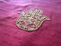 broderie en or Hamsa brodée en or, symbole de protection