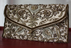 Pochette royale brodée au crochet Aari avec cannetille, fil d’or et sequins