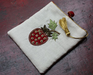 Fraise stylisée brodée au crochet Aari avec cannetille, fil d’or et perles