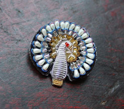 Broche bijou en forme de paon aux plumes brodées en broderie d’or