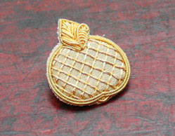Broche bijou brodée avec la technique de broderie d'or