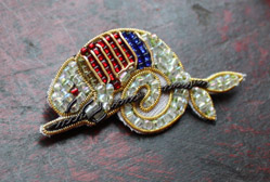 Broche en forme de salamandre brodée avec des perles et des paillettes