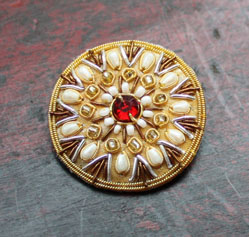 Création sur mesure d’une broche brodée en forme de marguerite réalisée sur mesure
