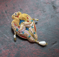 Broche brodée en cannetille et jaseron, ornée de perles, représentant un couple de paons