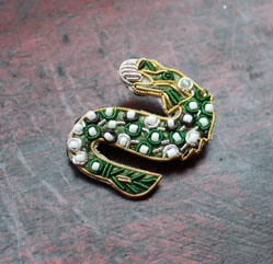 Broche dragon ornée de perles, de strass et de motifs dorés