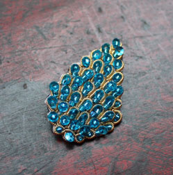 Broche de luxe en forme de plume ornée de perles