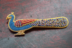 Broche brodée en forme de paon, ornée d’une plume de paon