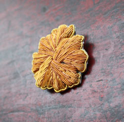 Broche brodée à la main avec cannetille en broderie d'or