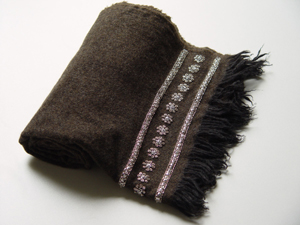 Broderie sur cachemire en cannetille, jaseron, perles et pierres précieuses