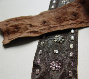 Broderie de luxe franco-indienne réalisée sur cuir