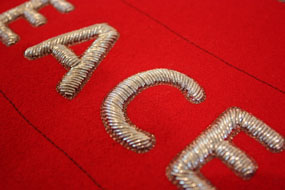 Initiales brodées à la cannetille avec cristaux et sequins