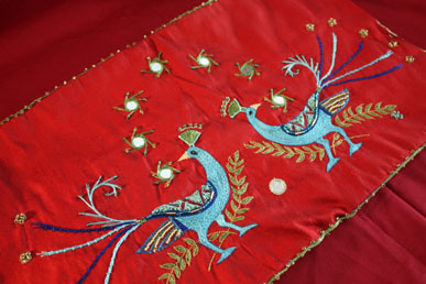 Nappe ornée d’un paon brodé au crochet Aari avec fil de soie, sequins, perles et miroirs