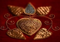 Broderie d’or réalisée selon la technique de couchure